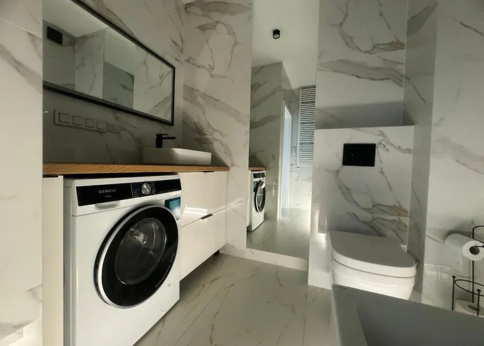 Stylish 3 Bedroom With Balcony *