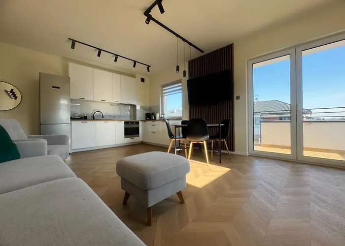 Stylish 3 Bedroom With Balcony *